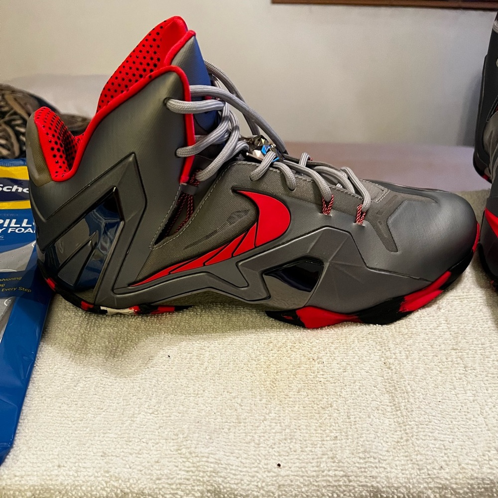 Nike LeBron 11 Elite Team. Size 12 Preowned - Picture 7 of 9